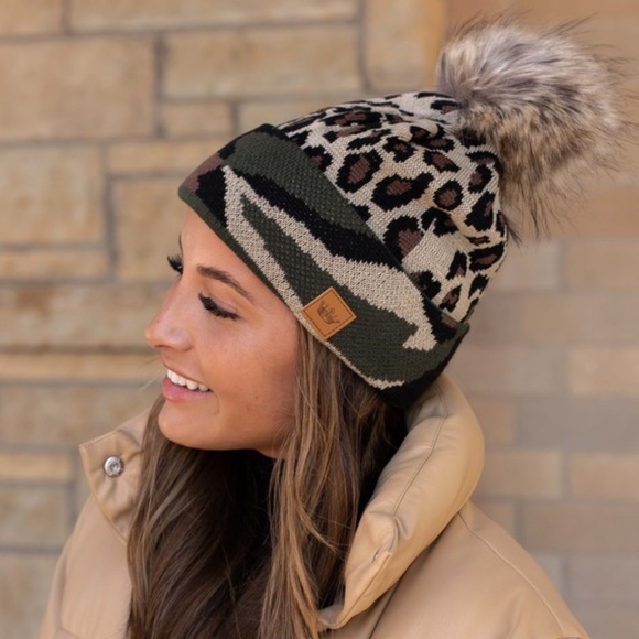 Leopard & Camo Fleece Lined Faux Fur Pom Beanie - Picture 4 of 4
